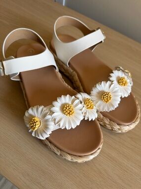 art class White Daisy Floral Girls' Sandals with Yellow Centers. Size 5